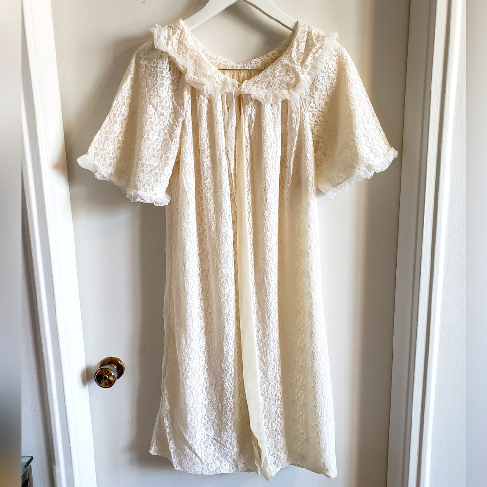 Marie Claire Vintage House Coat Cream Lace 100% Nylon Line Snap Closure Woman 48